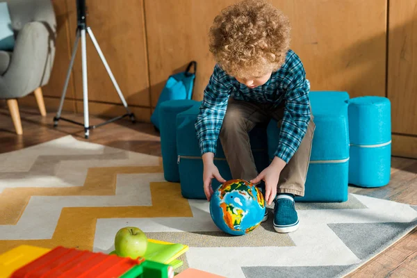 Inteligente Niño Celebración Globo Cerca Juguete Coche Con Manzana —  Fotos de Stock