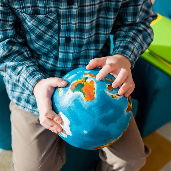 Visão Cortada Criança Inteligente Segurando Globo Casa — Fotografia de Stock