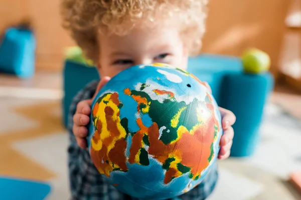 Selective Focus Smart Kid Covering Face Globe — Stock Photo, Image