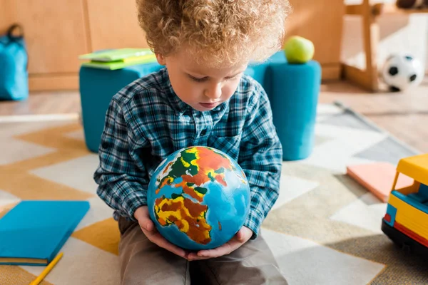 Smart Kid Looking Globe While Sitting Carpet — Stock Photo, Image