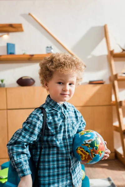 Smart Und Lockiges Kind Mit Rucksack Hält Globus — Stockfoto