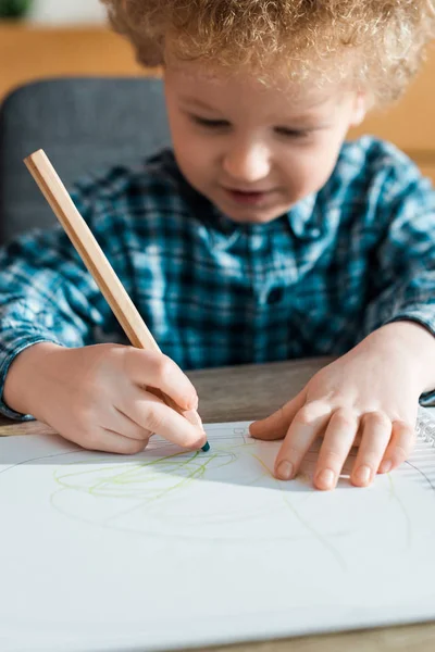 Selective Focus Curly Child Drawing Paper — Stock Photo, Image