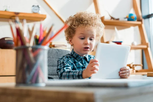 Szelektív Fókusz Aranyos Göndör Fiú Segítségével Digitális Tabletta — Stock Fotó