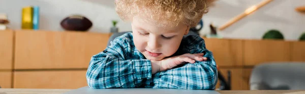 Plano Panorámico Niño Pensativo Casa — Foto de Stock