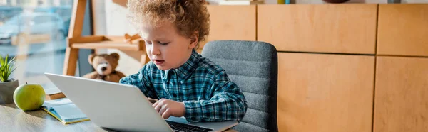 Πανοραμική Λήψη Του Χαριτωμένο Παιδί Χρησιμοποιώντας Φορητό Υπολογιστή Στο Σπίτι — Φωτογραφία Αρχείου