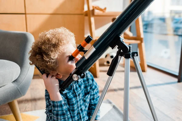 Bambino Intelligente Che Guarda Attraverso Telescopio Casa — Foto Stock