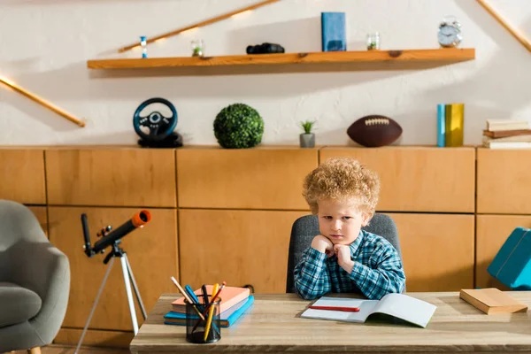 Verärgertes Kind Sitzt Mit Büchern Schreibtisch — Stockfoto