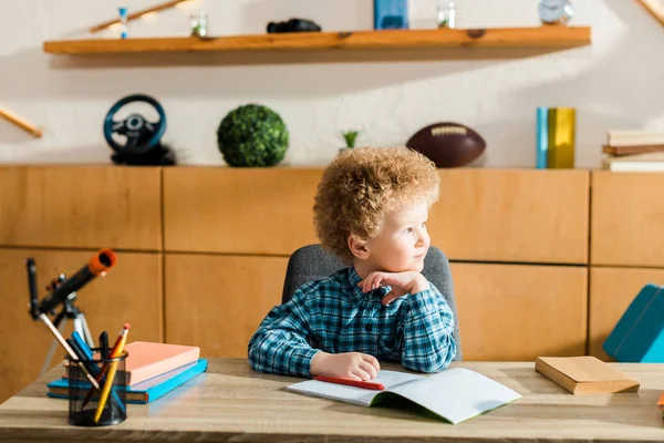 Smart Barn Tittar Bort Nära Böcker Bordet — Stockfoto