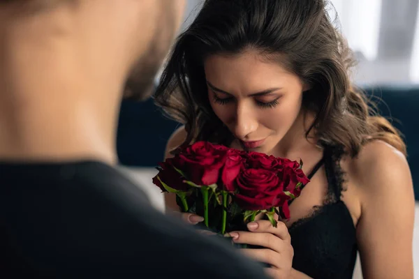 Cropped View Attractive Girlfriend Smelling Roses Boyfriend February — Stock Photo, Image