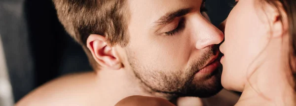 Tiro Panorâmico Namorado Bonito Com Olhos Fechados Beijando Namorada — Fotografia de Stock