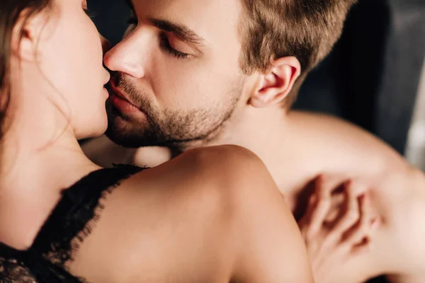 Vista Ritagliata Bel Ragazzo Con Gli Occhi Chiusi Baciare Fidanzata — Foto Stock