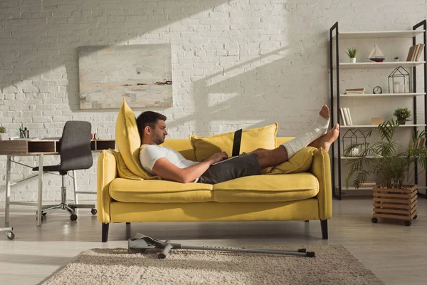 Side View Handsome Man Broken Leg Using Laptop Couch — Stock Photo, Image