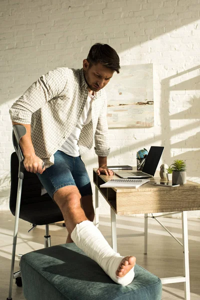 Man Broken Leg Standing Table Laptop Notebooks — Stock Photo, Image