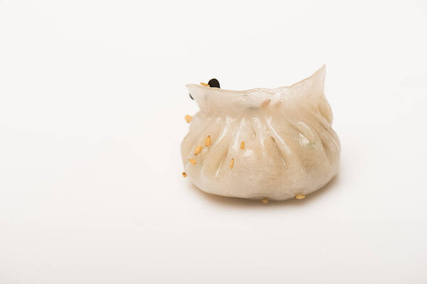 закрыть вид на вкусную китайскую вареную тушенку с семенами на белом фоне

