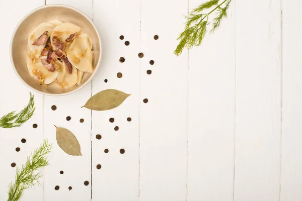 Top View Delicious Varenyky Cracklings Dill Bowl Bay Leaves Black — Stockfoto