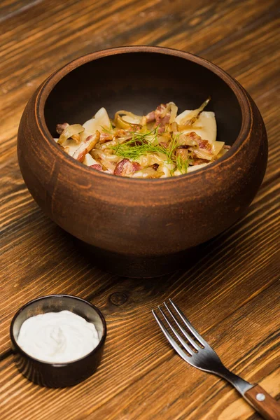 Delicious Varenyky Cracklings Bowl Served Sour Cream Wooden Table — Stok fotoğraf