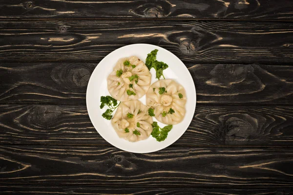 Vista Superior Deliciosa Khinkali Con Cilantro Plato Sobre Mesa Madera — Foto de Stock