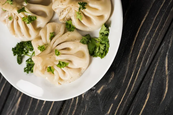 Vista Superior Deliciosa Khinkali Con Cilantro Plato Sobre Mesa Madera — Foto de Stock