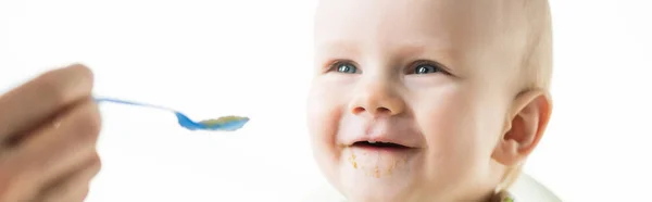 Foco Seletivo Mãe Com Colher Alimentação Bebê Sorridente Isolado Branco — Fotografia de Stock