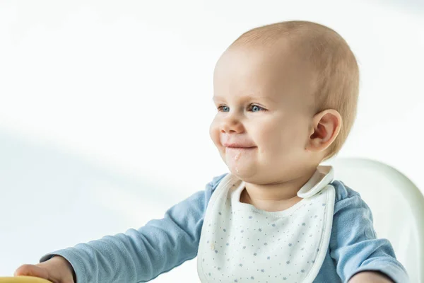 Glimlachende Baby Jongen Met Bevuilde Mond Zittend Voederstoel Witte Achtergrond — Stockfoto