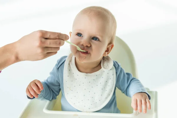 Mãe Com Colher Alimentação Bonito Menino Cadeira Alimentação Fundo Branco — Fotografia de Stock