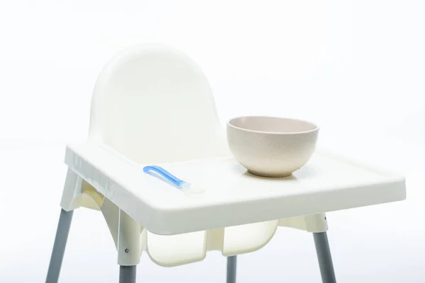 Cadeira Alimentação Com Tigela Colher Mesa Isolada Branco — Fotografia de Stock