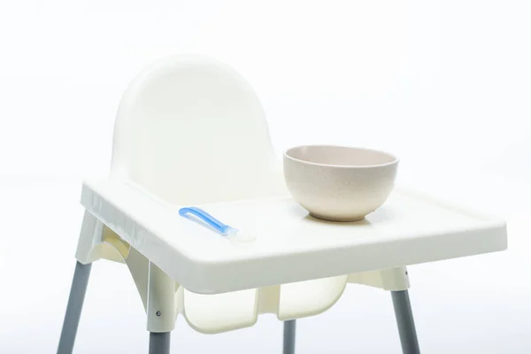 Chaise Alimentation Avec Bol Cuillère Sur Table Isolée Sur Blanc — Photo