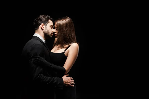Vedere Laterală Frumosului Bărbat Sărutând Femeie Atractivă Izolată Negru — Fotografie, imagine de stoc