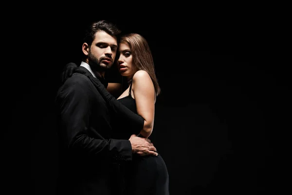 Yakışıklı Adam Siyah Elbiseli Güzel Kadını Kucaklıyor — Stok fotoğraf
