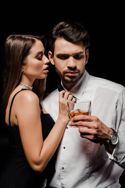 Förförisk Kvinna Vidrör Rosett Stilig Man Med Glas Whisky Isolerad — Stockfoto