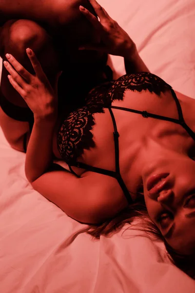Пристрасна Жінка Великими Грудьми Сексуальній Білизні Лежить Ліжку — стокове фото
