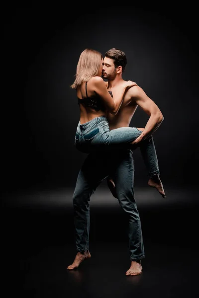 Muskulöser Mann Hält Den Armen Und Küsst Verführerisches Mädchen Auf — Stockfoto