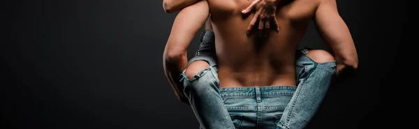 Plano Panorámico Hombre Musculoso Sosteniendo Brazos Chica Jeans Negro — Foto de Stock