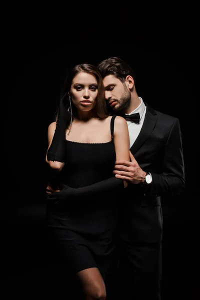 Hombre Guapo Traje Abrazando Hermosa Mujer Guantes Aislados Negro — Foto de Stock