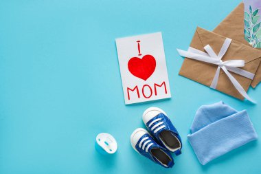 Annemin tebrik kartına yazdığı bebek şapkası, emzik ve mavi arka plandaki kalçalara bayıldım.