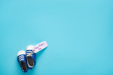 Bebek poposu ve mutlu anneler günü manzarası. Mavi arka planda kağıt etiket var.