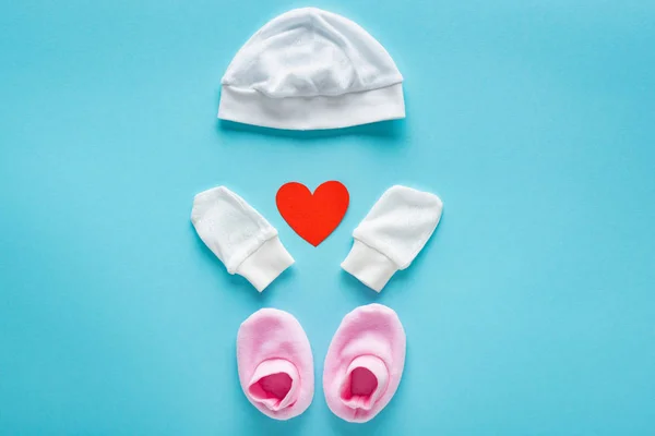 Top View Baby Mittens Hat Booties Paper Heart Blue Background — Stock Photo, Image