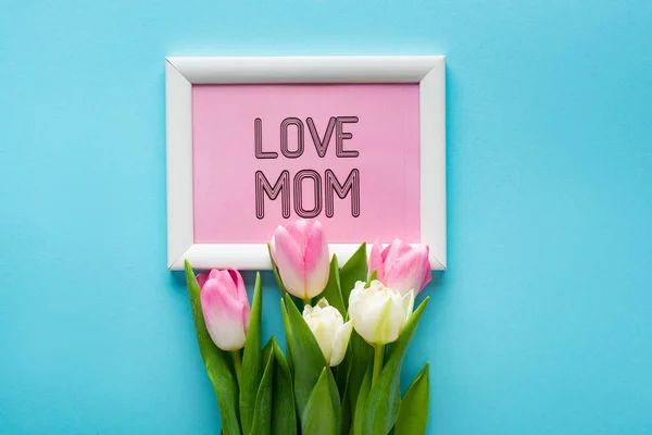 Top View Tulips Frame Love Mom Γράμματα Μπλε Φόντο — Φωτογραφία Αρχείου