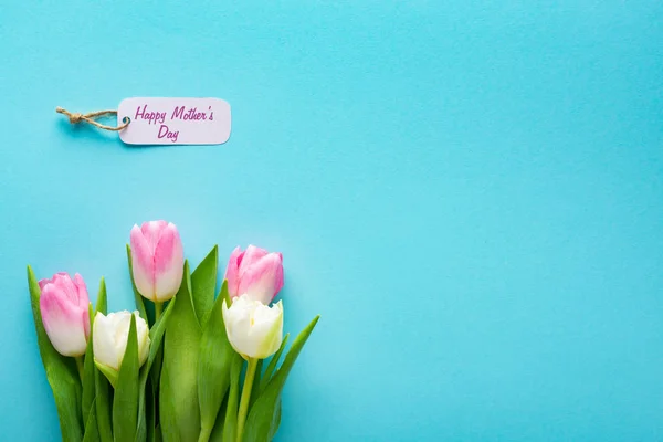 Horní Pohled Papírové Etikety Šťastnými Nápisy Den Matek Tulipány Modrém — Stock fotografie
