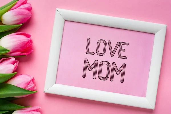 Vista Dall Alto Amore Mamma Lettering Cornice Vicino Tulipani Sfondo — Foto Stock