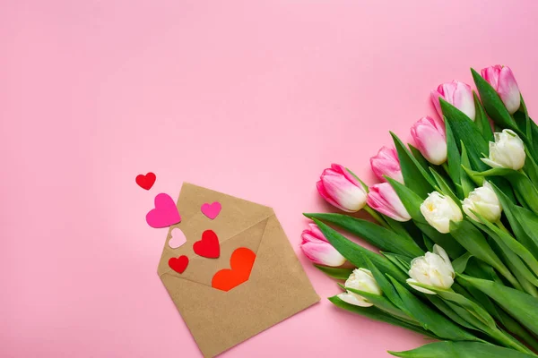 Bovenaanzicht Van Enveloppe Met Papieren Hartjes Nabij Boeket Tulpen Roze — Stockfoto