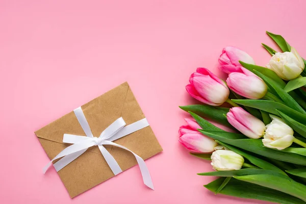 Top View Envelope Bow Bouquet Tulips Pink Surface — Stock Photo, Image
