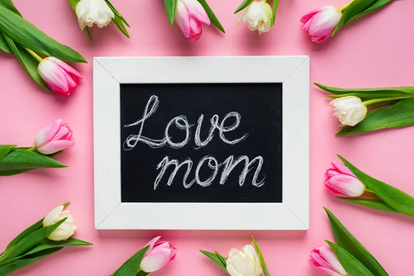 Widok Góry Tulipany Wokół Tablicy Napisem Miłości Mama Różowym Tle — Zdjęcie stockowe
