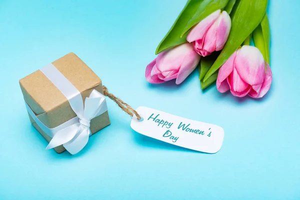 Happy Womens Day Brevskrift Papir Etikett Gaveboks Nær Tulipaner Blå – stockfoto