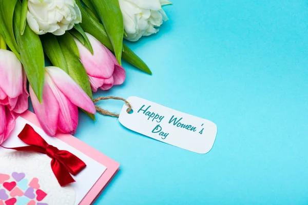 Μπουκέτο Τουλίπες Χαρούμενες Γυναίκες Ημέρα Γράμματα Χάρτινη Ετικέτα Κοντά Ευχετήρια — Φωτογραφία Αρχείου