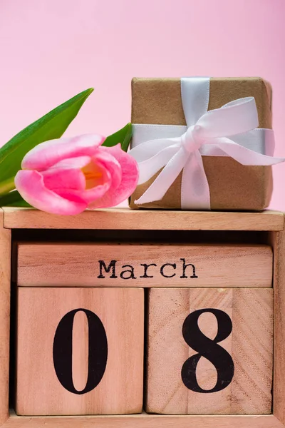 Close View Gift Box Tulip Wooden Calendar Ημερομηνία Μαρτίου Ροζ — Φωτογραφία Αρχείου