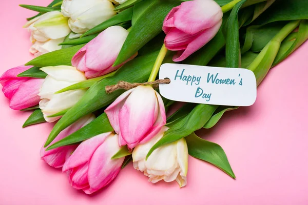 Букет Тюльпанов Бумажная Этикетка Надписью Счастливые Женщины Розовой Поверхности — стоковое фото