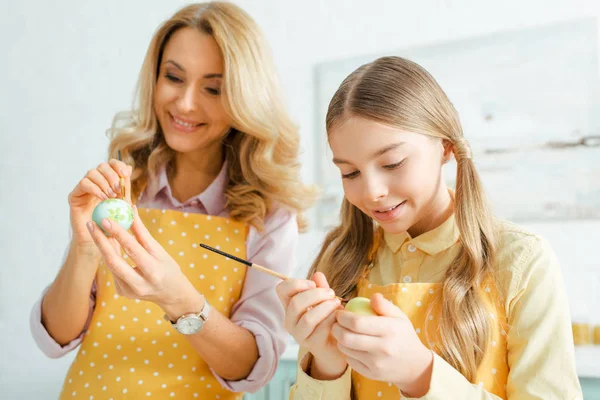 Selective Focus Happy Daughter Mother Painting Easter Eggs Paintbrushes — 스톡 사진