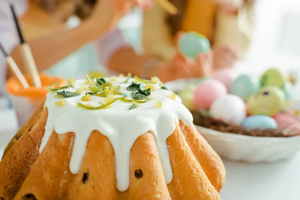 Selective Focus Delicious Easter Cake Mother Daughter Painting Chicken Eggs — ストック写真
