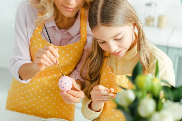 Selective Focus Cute Child Mother Painting Easter Egg Tulips — Stock Photo, Image